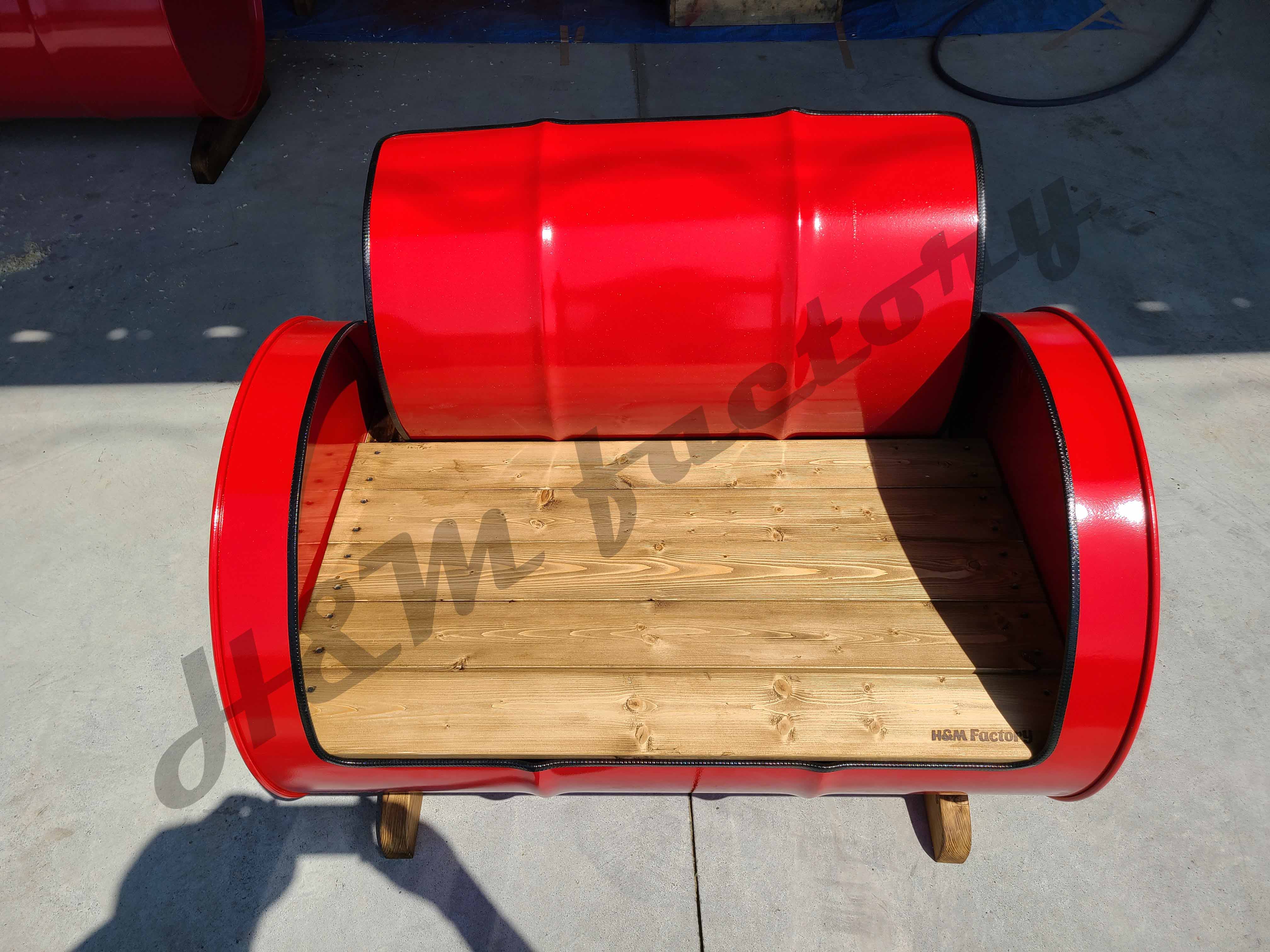 ドラム缶をリメイクしたテーブル・チェア・ラック等を製作しているH＆M 